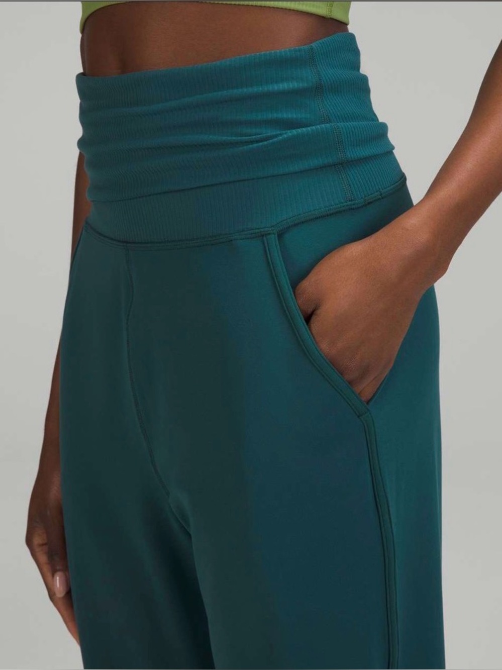 Lululemon Align Super-High-Rise Ribbed-Waist Jogger
Green Jasper